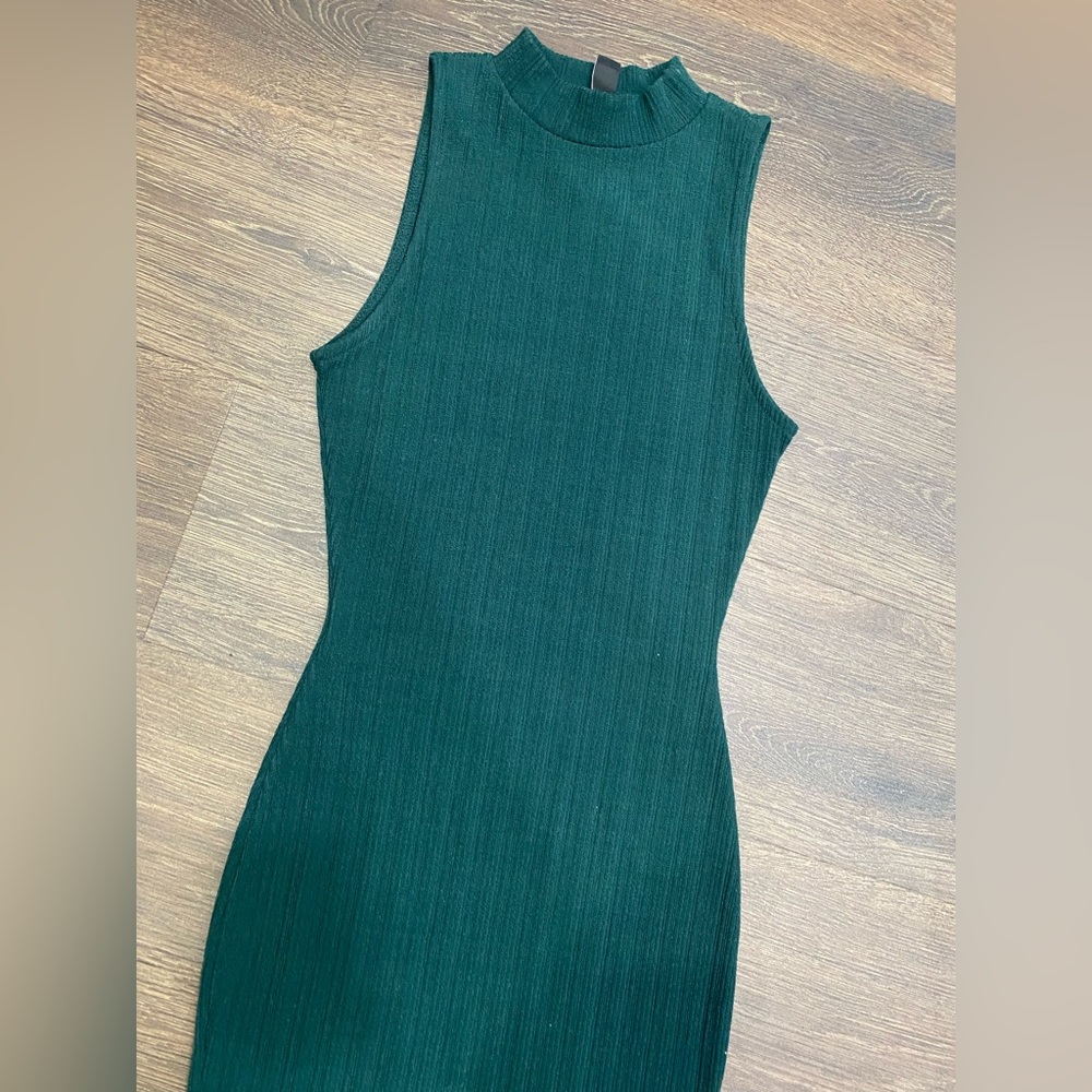 Sleeveless green mock turtleneck bodycon dress